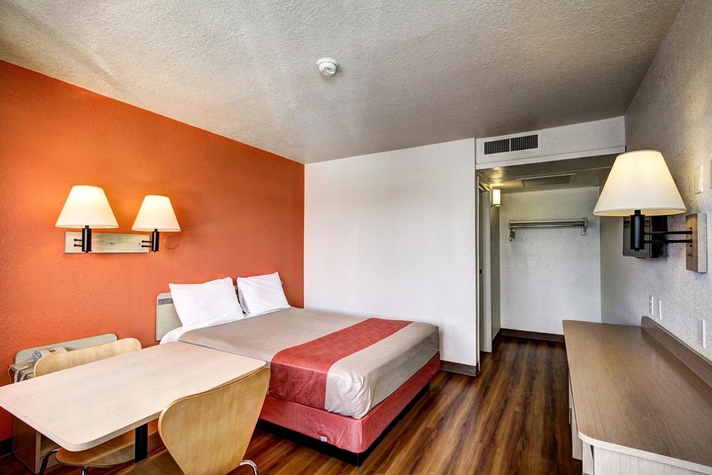 Motel 6 Wells Bagian luar foto