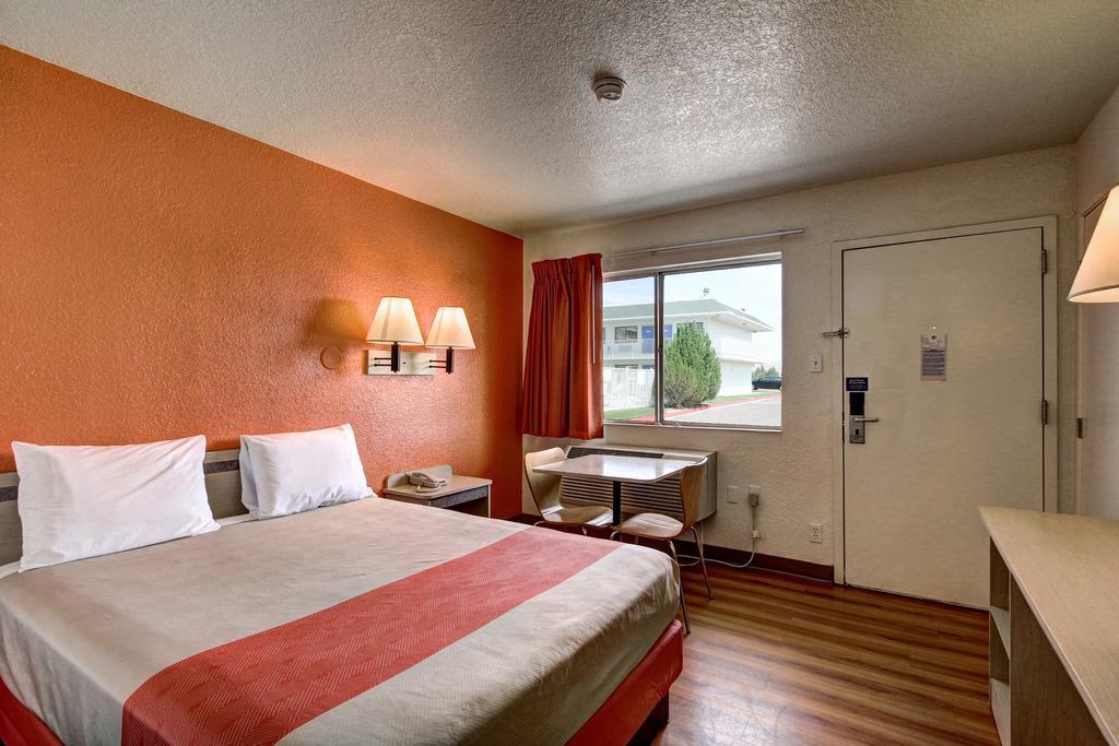 Motel 6 Wells Bagian luar foto