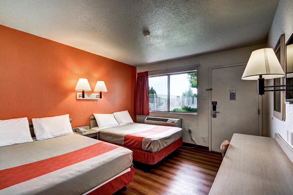 Motel 6 Wells Bagian luar foto