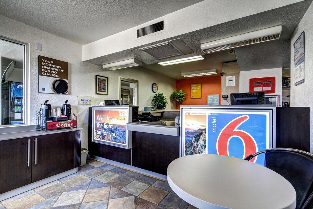 Motel 6 Wells Bagian luar foto