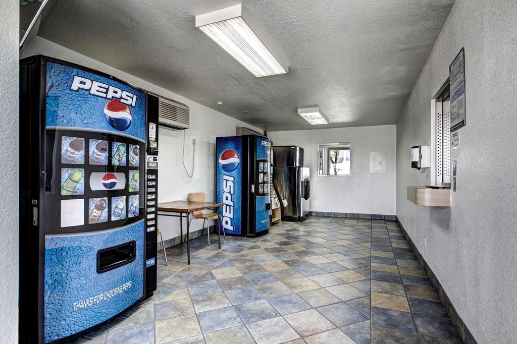 Motel 6 Wells Bagian luar foto