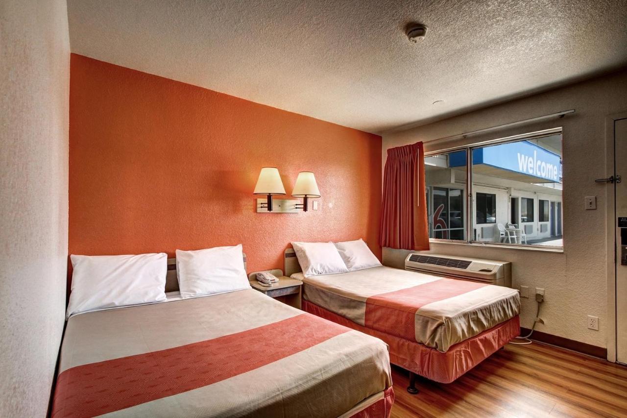 Motel 6 Wells Bagian luar foto
